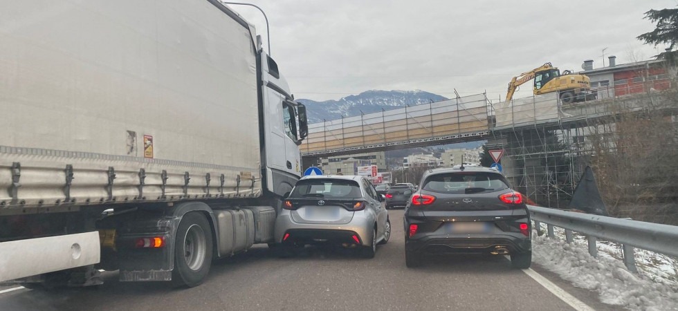 Camion e auto si toccano all'ingresso per via del Brennero: traffico bloccato